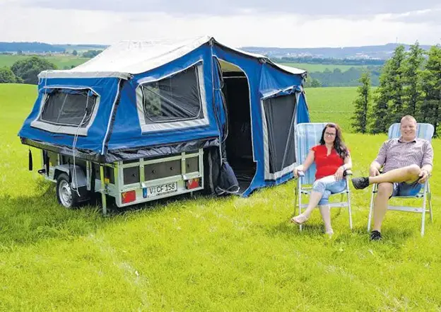 Der Campfix Konstrukteur Frank Maskow sitzt mit seiner Frau Corina Maskow vor ihrem Campfix Eigenbau Projekt